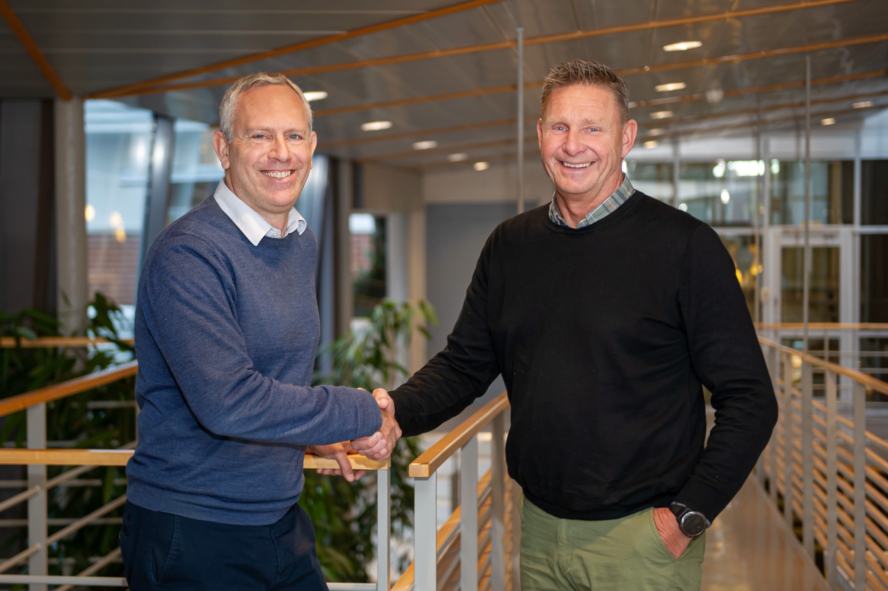 Mattias och Jens tar i hand