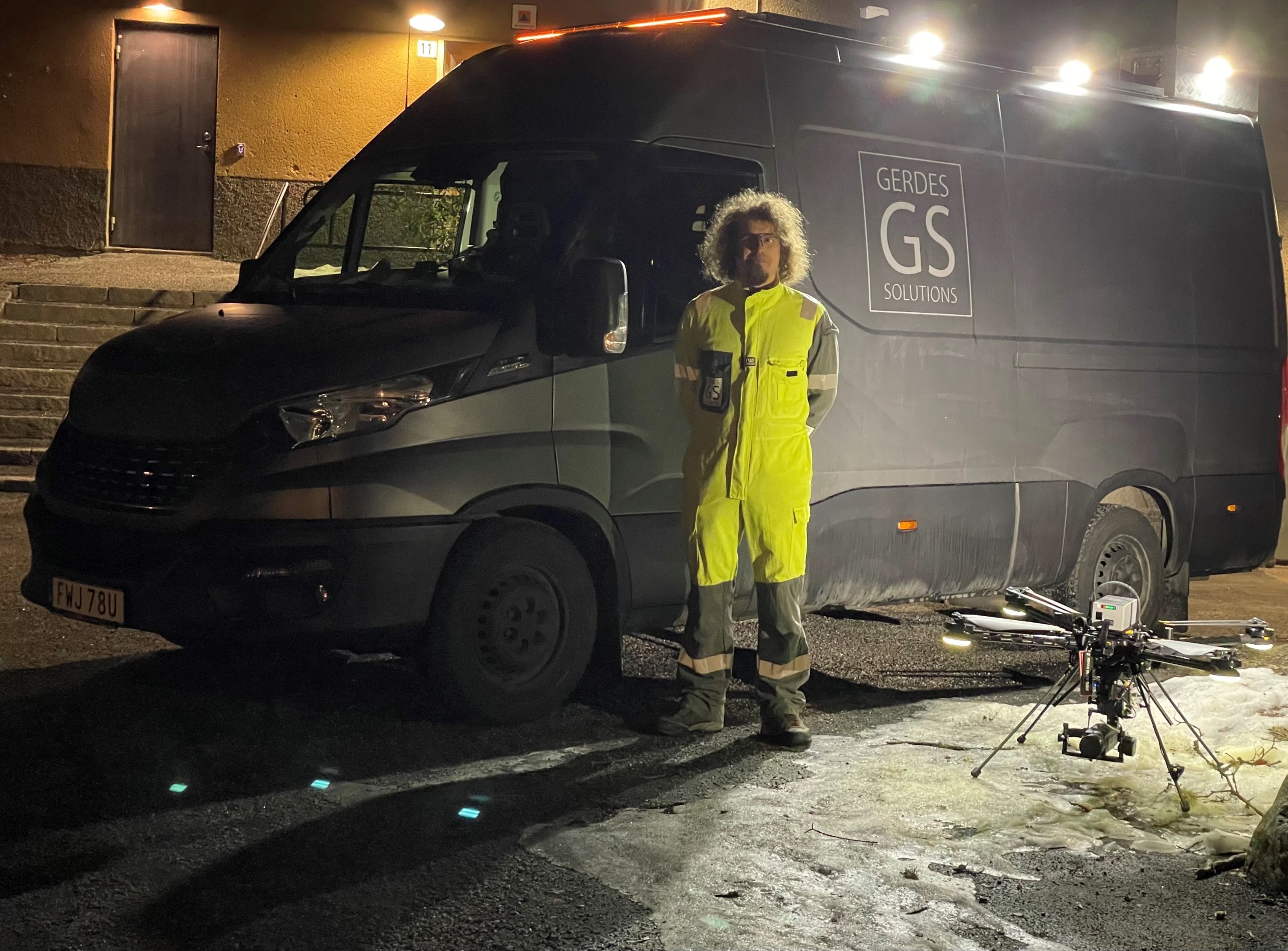 Bild pa dronarflygaren dronare och bil